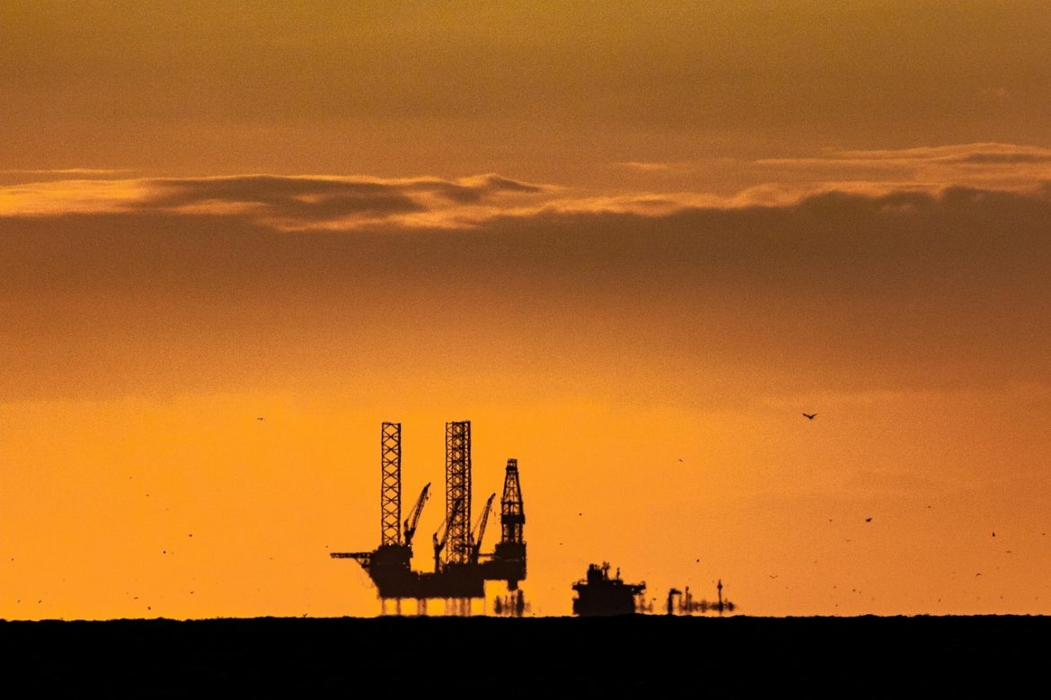 Precios del petróleo suben levemente por preocupaciones sobre la oferta y debilitamiento del dólar